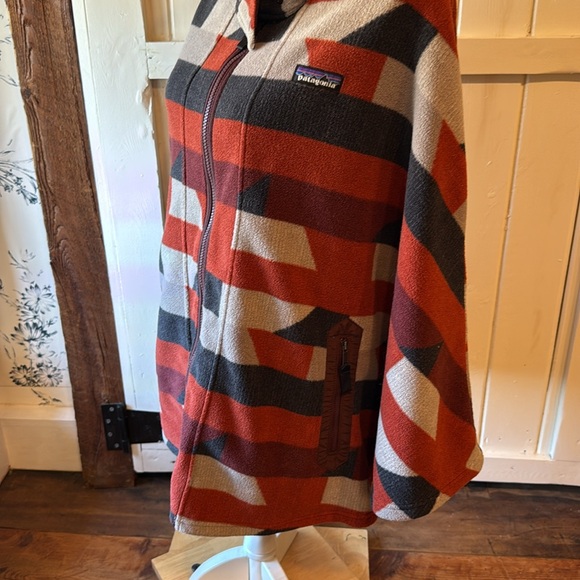 Patagonia Synchilla Geometric Aztec Patterned Fleece Poncho - Picture 3 of 7